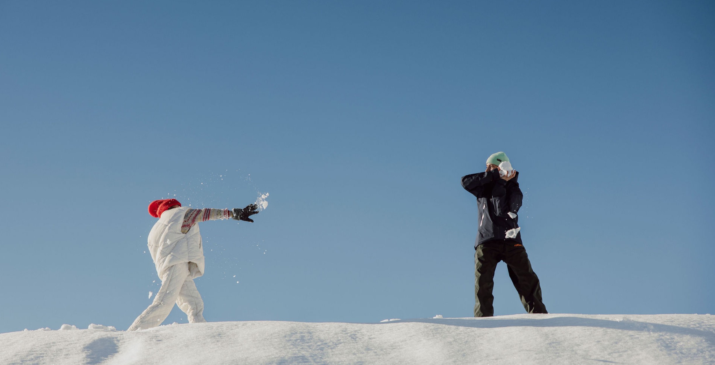 Kinder spielen im Schnee