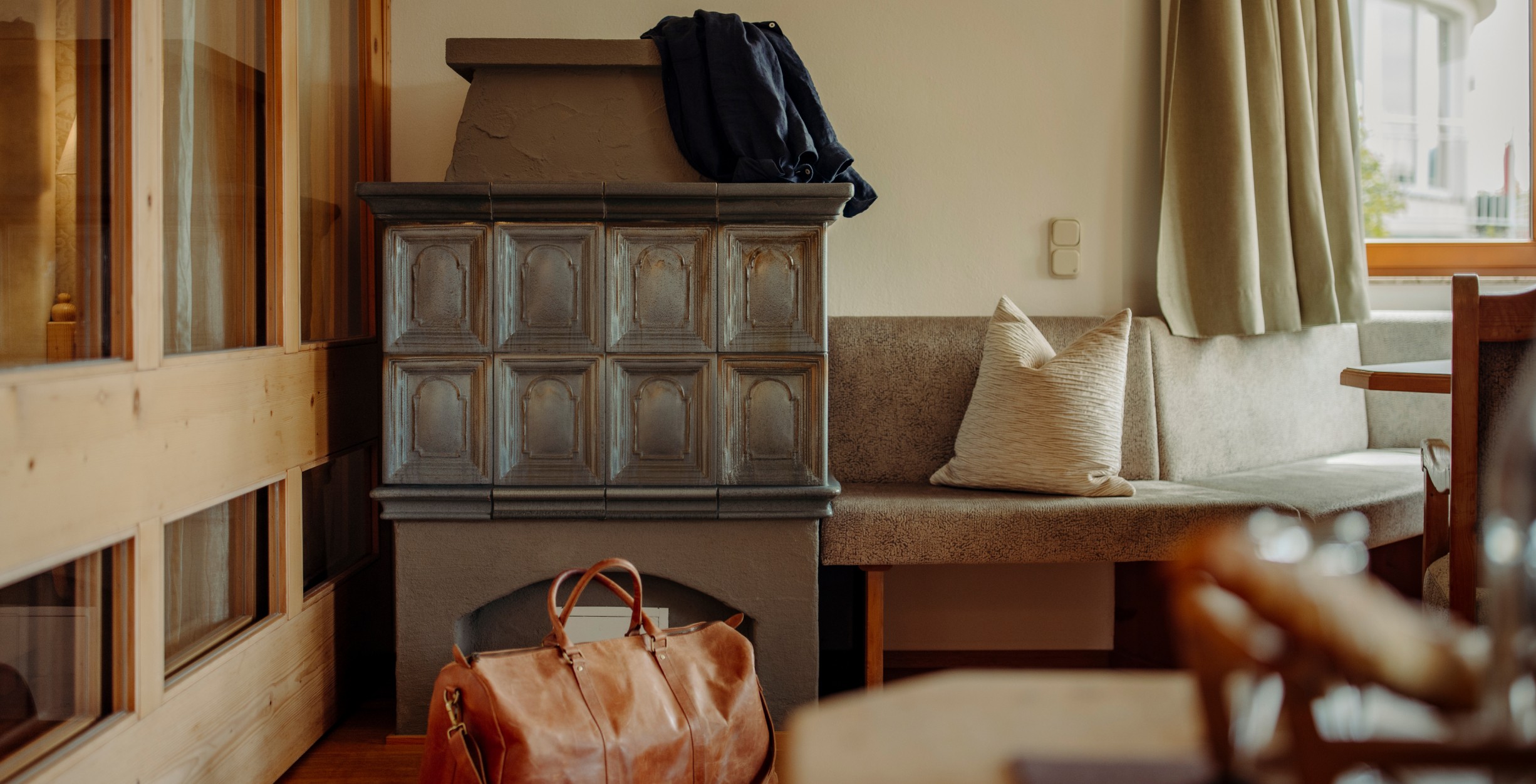 Kamin im Wohnbereich der Familiensuite