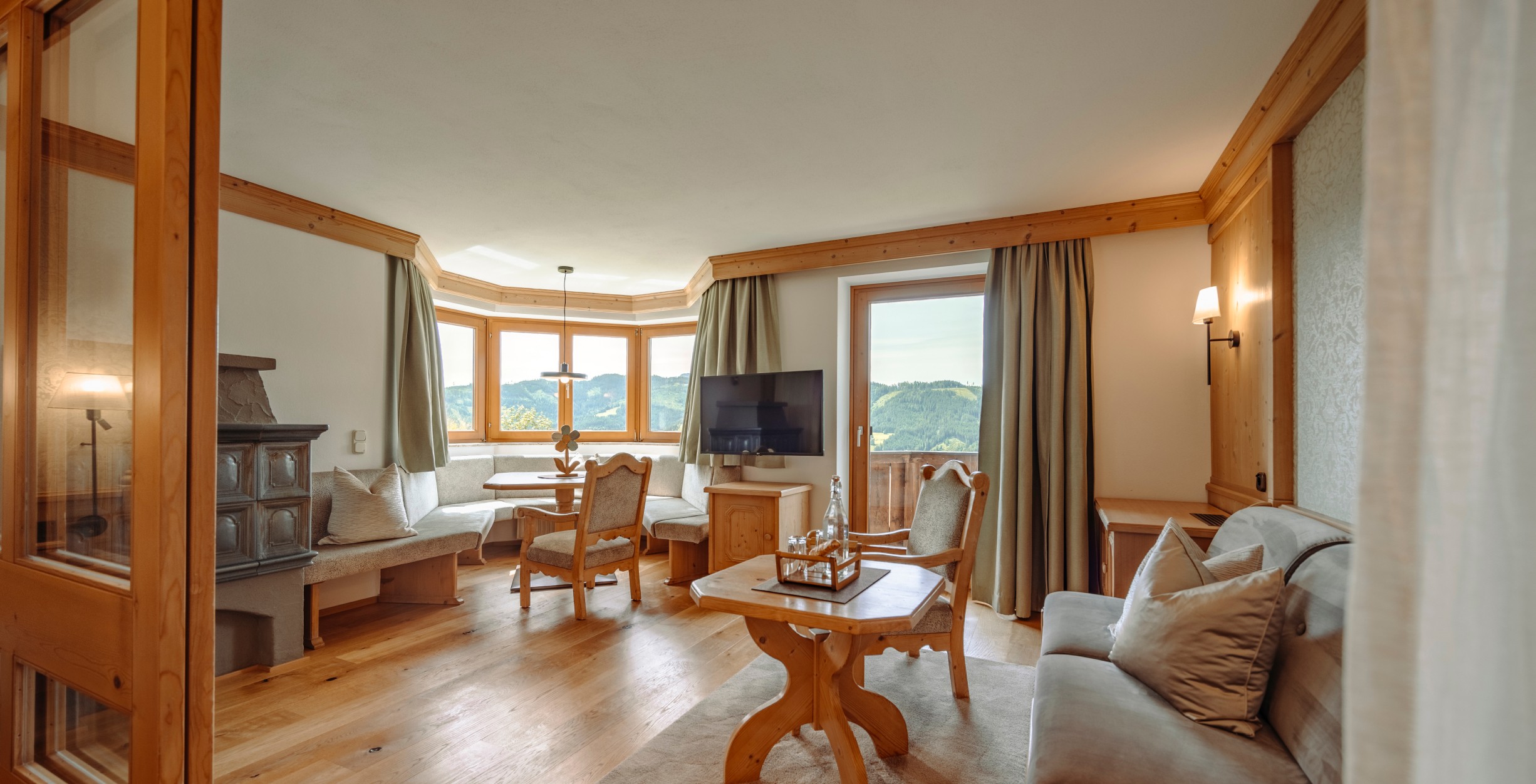 Wohnbereich mit Kamin und Weitblick in der Familiensuite