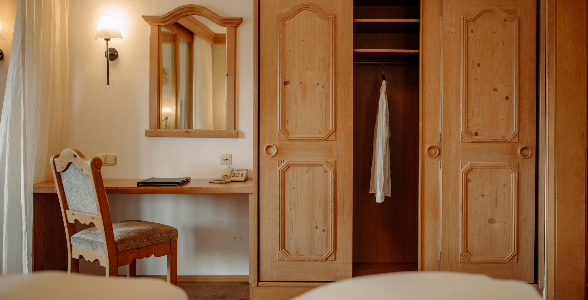 Vollholz Kleiderschrank mit Frisiertisch