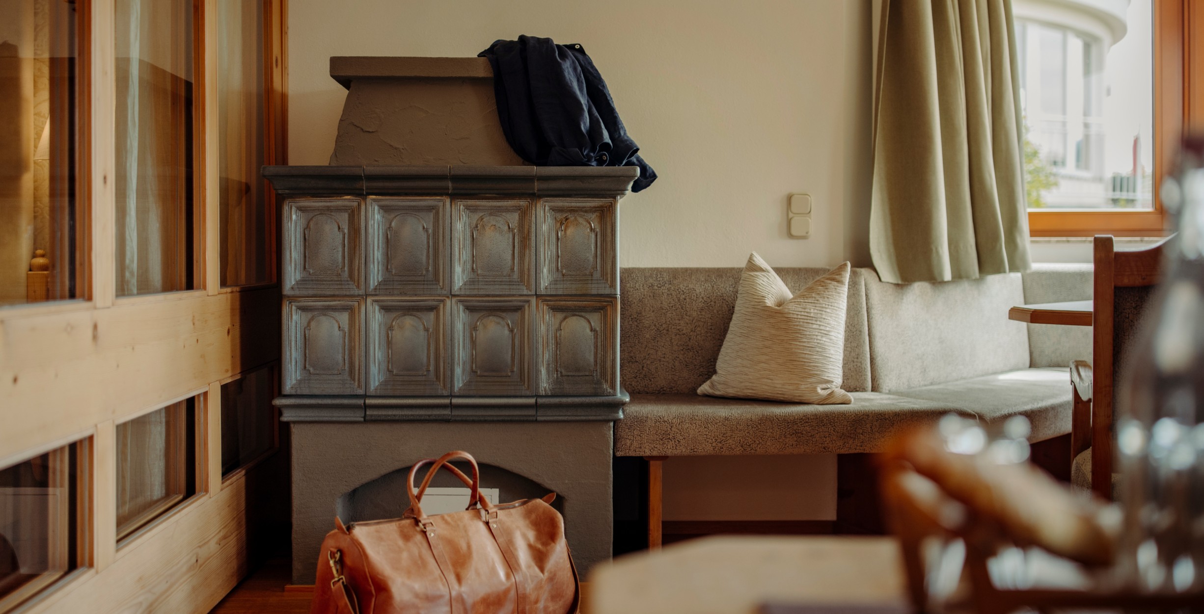 Kamin im Hotelzimmer mit Reisetasche