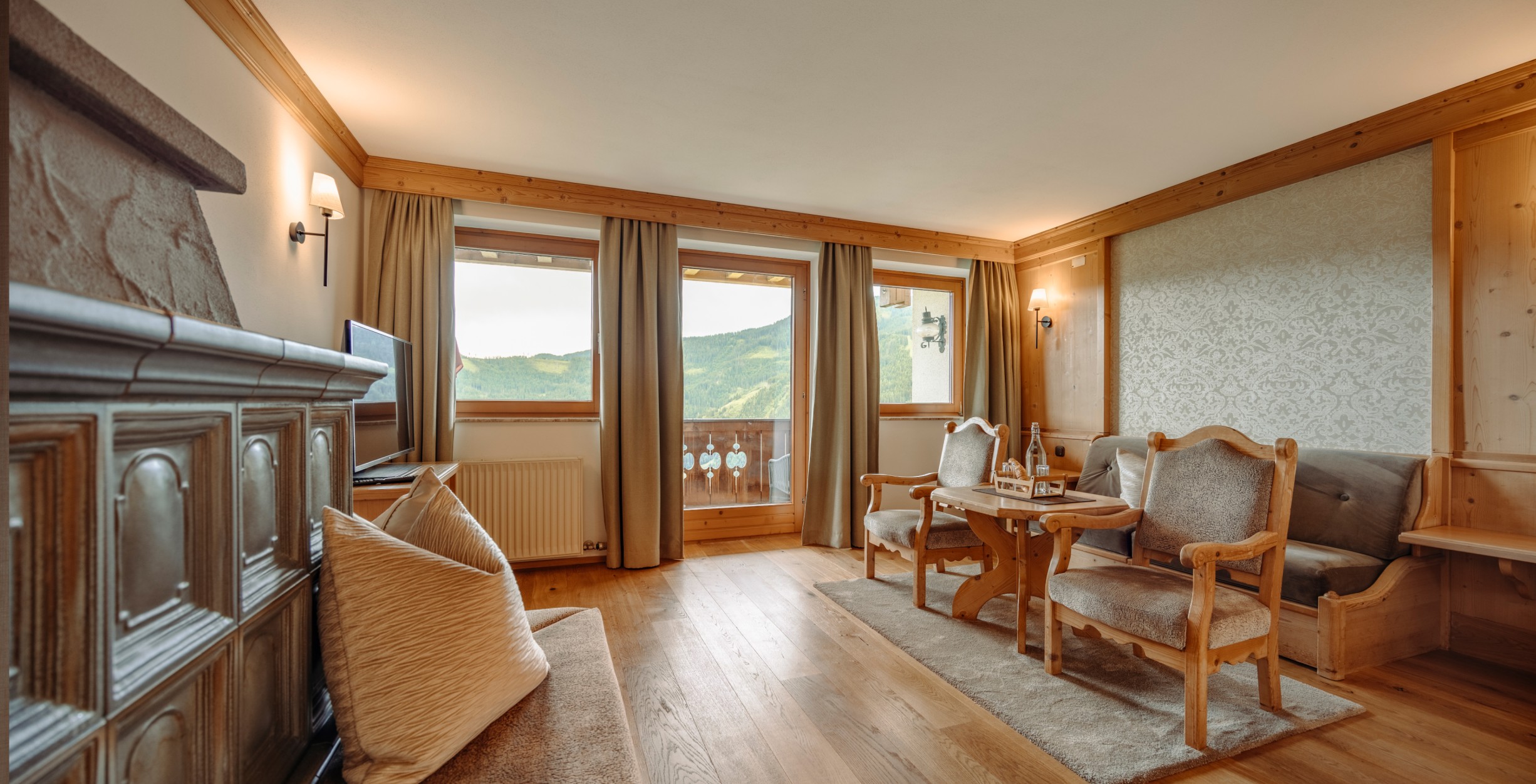 Wohnraum mit Kamin in einer Suite