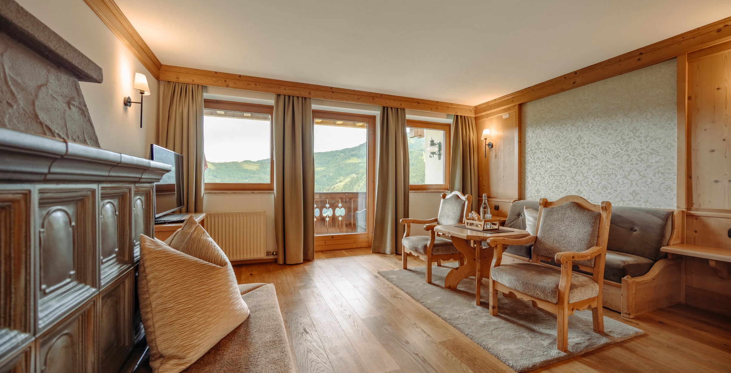 Wohnraum mit Kamin und Weitblick in der Juniorsuite