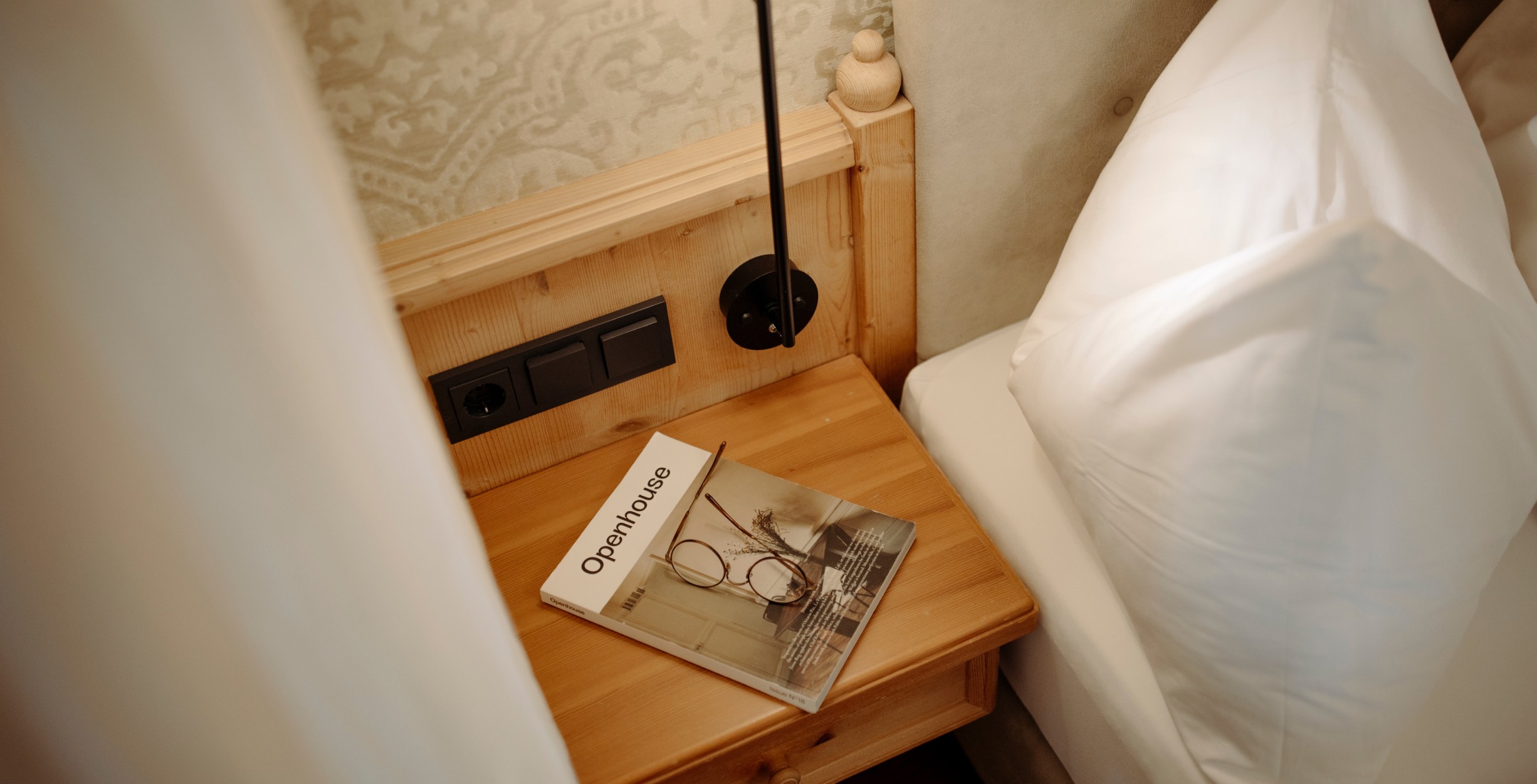 Nachttisch mit Prospekt in der Juniorsuite