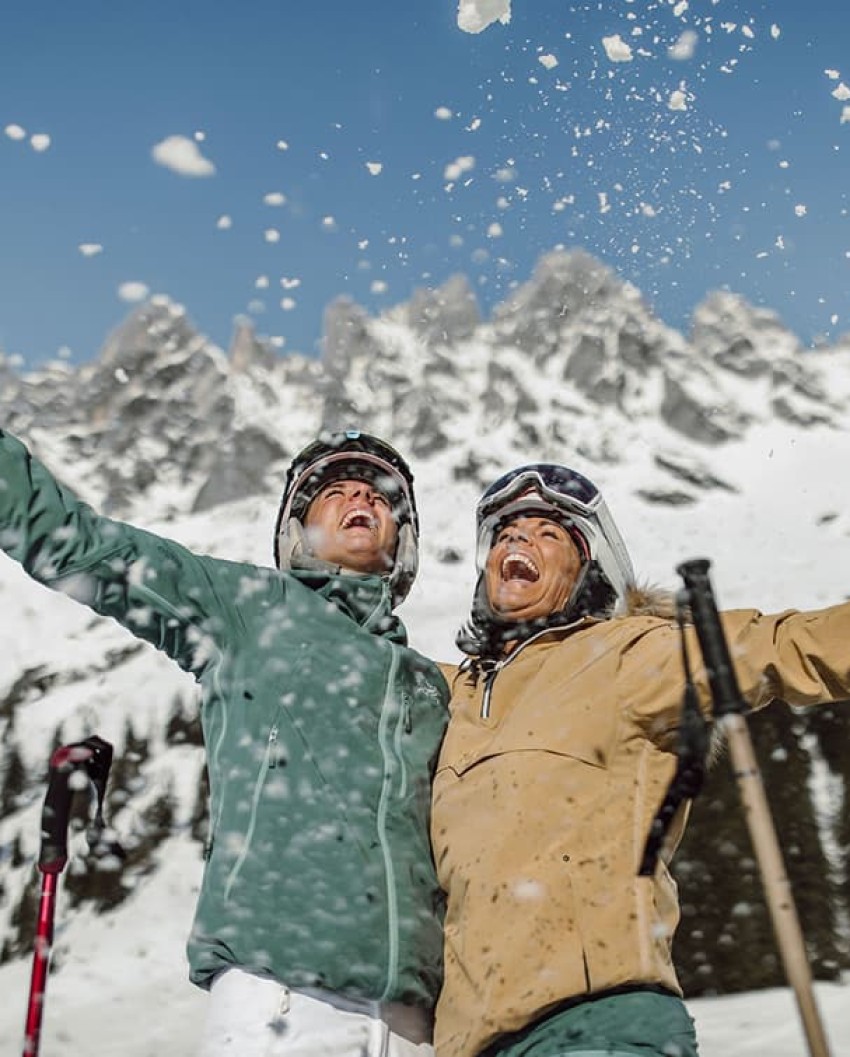 Skifahrerinnen vor der Kulisse des Hochkönigs im Skiurlaub in Mühlbach