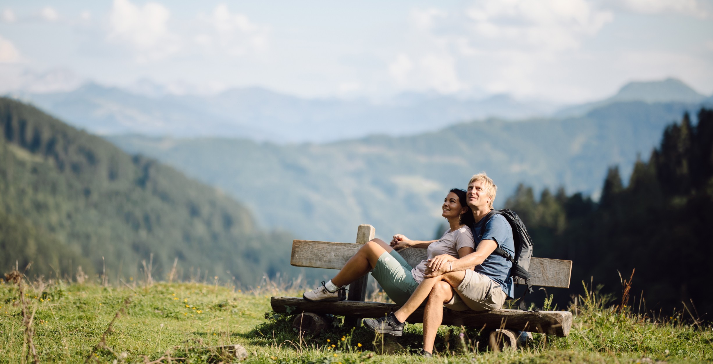 Paar genießt den sommerlichen Berglick
