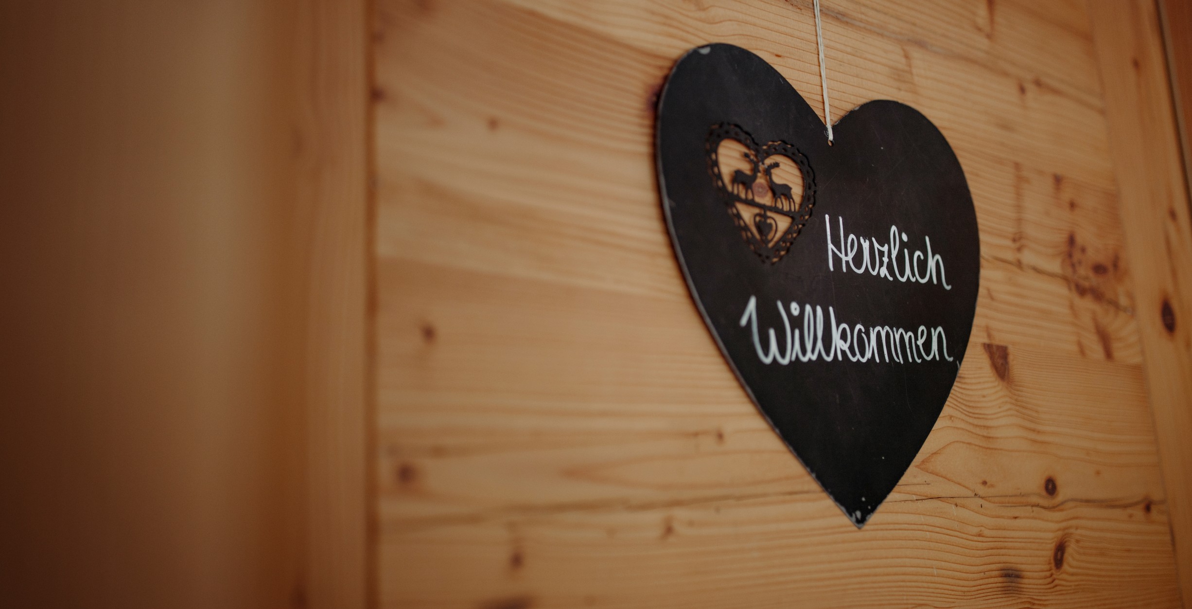 Schild: Herzlich Willkommen