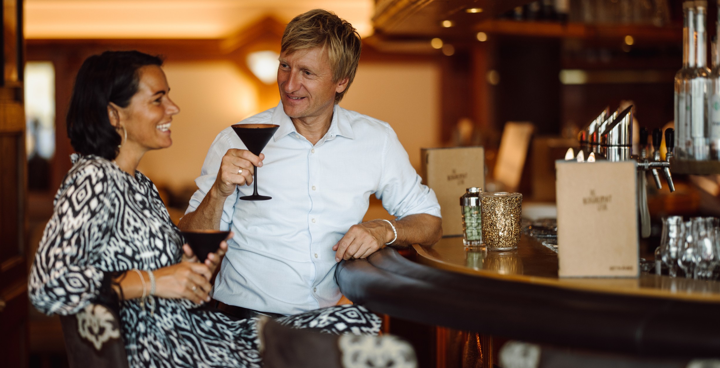 Paar sitzt an der Hausbar