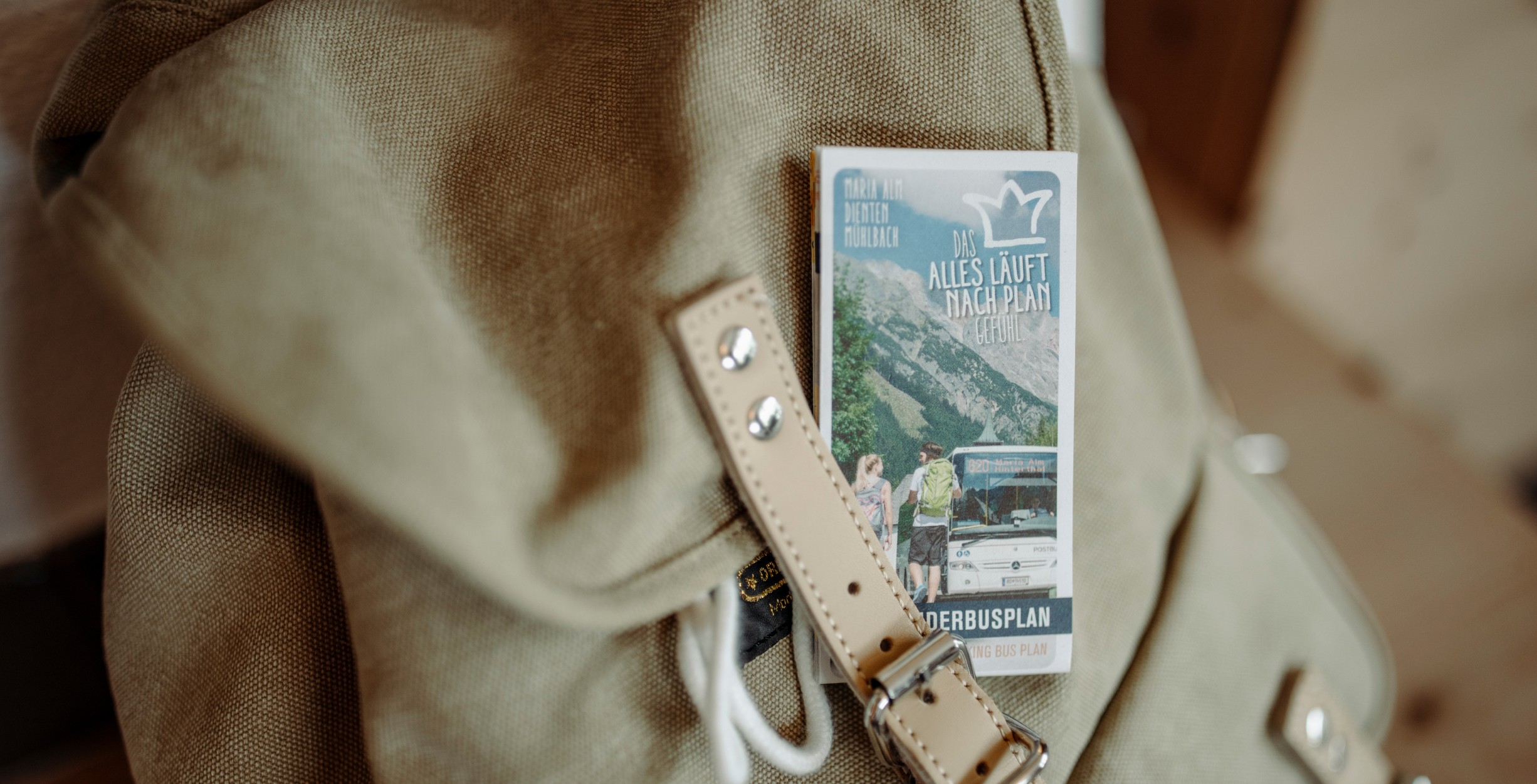 Rucksack mit Wanderkarte